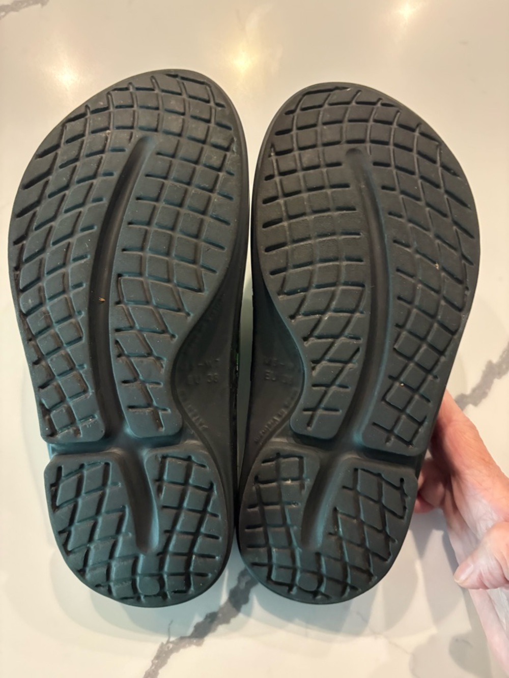 OOFOS Ooahh Limited Edition Black with Green Clover Design Sandal, 7, 38 - Picture 7 of 7